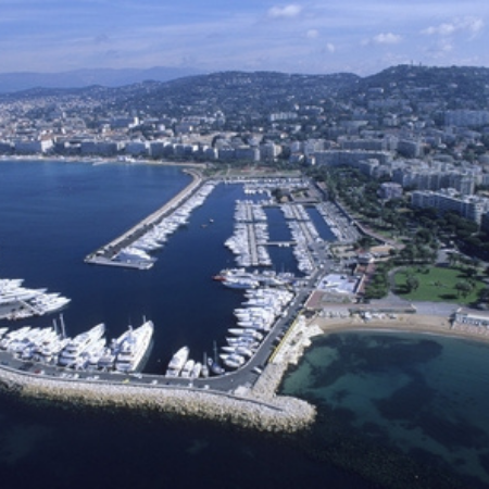 Durant la saison estivale, la région de Cannes accueille de nombreux événements pour les amateurs de bateaux.

Première étape du Panerai Classic Yachts Challenge, les Voiles d’Antibes marquent le lancement du printemps nautique en Méditerranée. Du 3 au 7 juin, ce rassemblement prestigieux de Yachts est apprécié pour ses régates mais aussi pour ses animations, expositions et concerts.