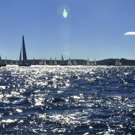 Depuis l’été 2012, une déclinaison saisonnière de l’activité de Courchevel est disponible à Saint Tropez. Tournées vers une clientèle internationale exigeante à l’occasion de leur villégiature sur la Côte d’Azur et plus particulièrement dans l’écrin du port mythique de Saint-Tropez, les prestations de transport en voiture avec chauffeur de CHABÉ.