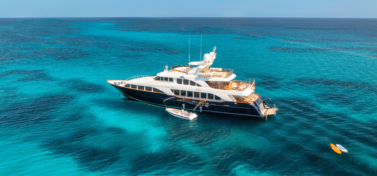 Turquoise Waters: A Chic Escape on a Refined Yacht